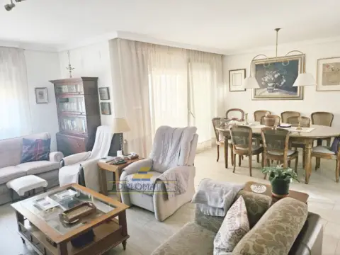 Chalet pareado en calle de Piamonte