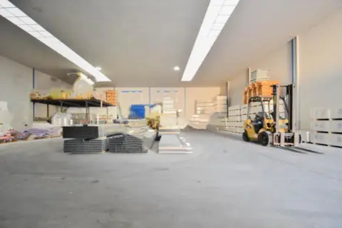 Nave industrial en calle de Montefrío