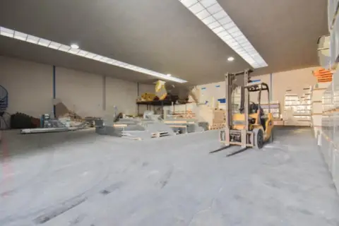 Nave industrial en calle de Montefrío