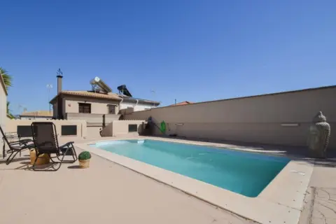 Chalet pareado en calle Los Parrales