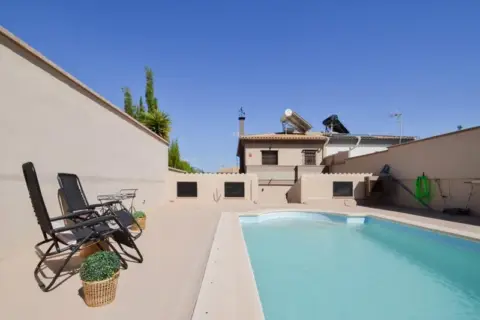 Chalet pareado en calle Los Parrales