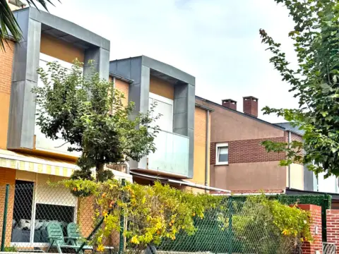 Chalet pareado en calle Monte