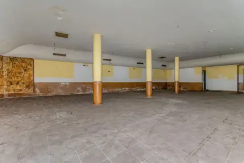 Local comercial en calle de Renedo, 2