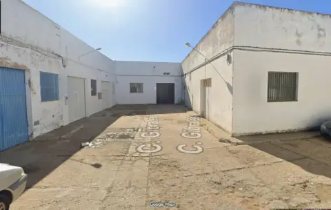 Nave industrial en calle Gibraleón