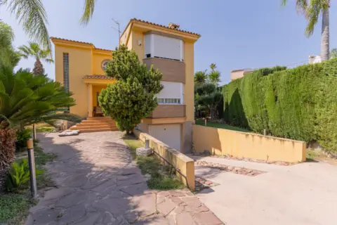 Chalet en calle de la Marina