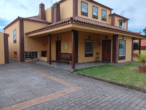 Casa en calle de Lorenzo Hernández Abad, 1