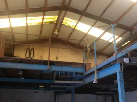 Nave industrial en calle Peñas Rocias
