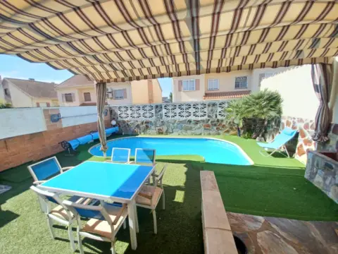 Chalet pareado en Las Lomas