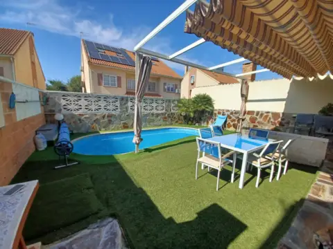 Chalet pareado en Las Lomas