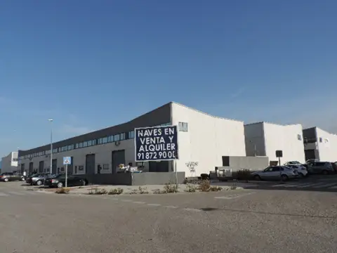 Nave industrial en calle de Urano
