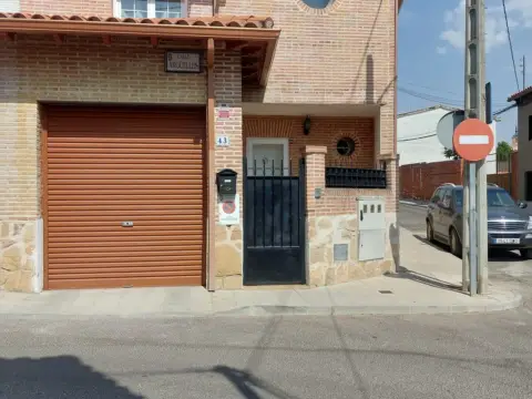 Chalet pareado en calle de Argüelles