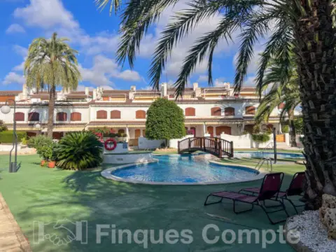 Casa adosada en Avinguda de la Reina Fabiola