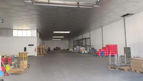Nave industrial en calle de Argentina