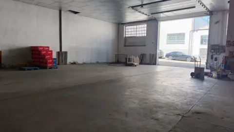 Nave industrial en calle de Argentina