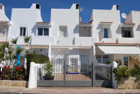 Casa adosada en calle Torr, nº 12
