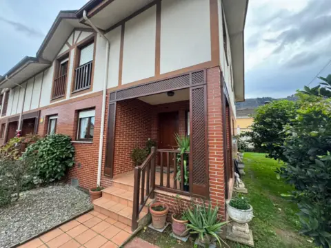 Chalet pareado en calle de Numancia