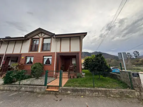 Chalet pareado en calle de Numancia