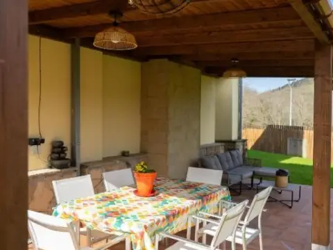 Chalet pareado en calle Revilla