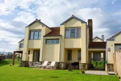 Chalet pareado en calle Revilla