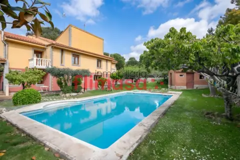 Chalet unifamiliar en calle del Tambre