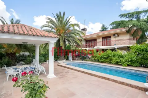 Chalet unifamiliar en calle de Miravalles