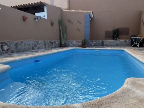 Chalet pareado en calle Acebiño