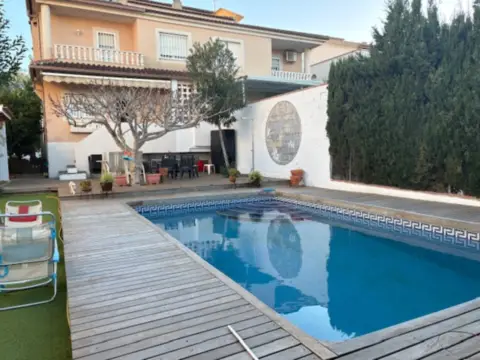 Chalet pareado en Avenida Reina Sofia
