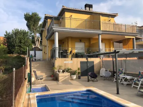 Chalet pareado en calle de Les Blasques 14