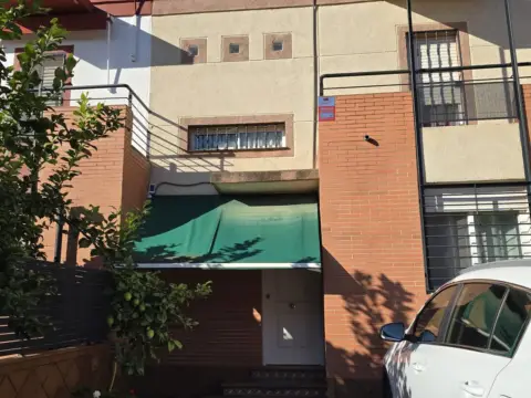 Casa adosada en calle de Francisco Martín Ordóñez, 9