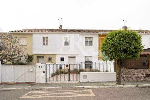 Casa adosada en calle del Guadalquivir, 15