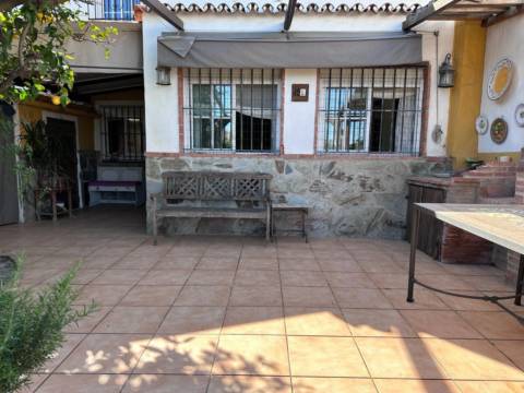 Terraced house in El Paraíso-Atalaya-Benamara