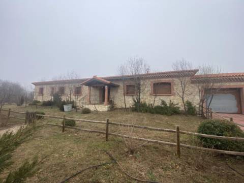 Casa en Finca Rustica de 19000M2 y 380M2 en Segovia.
