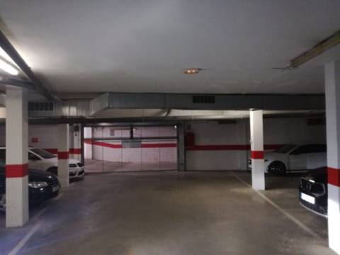 Garage in Carrer d'Enric Granados, 4