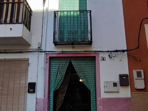 Paired house in Carrer de San Roque, 4