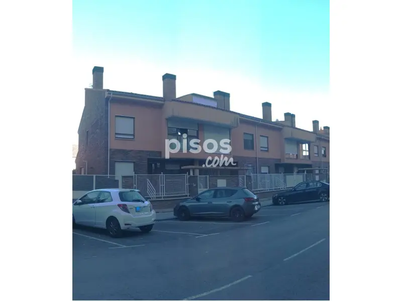 Casa adosada en calle de Leonardo de Chabacier