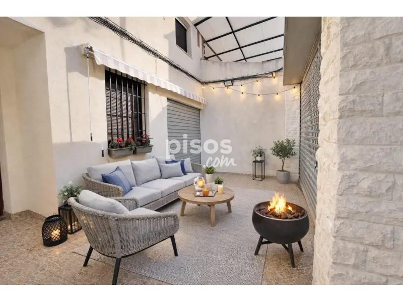 Casa adosada en calle de Tirant lo Blanc