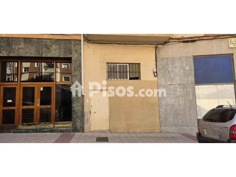 Local comercial en calle del Monte Mendaur