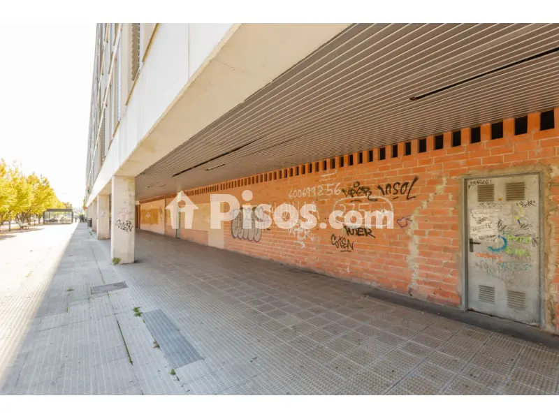Local comercial en Plaza de los Donantes de Navarra, 3