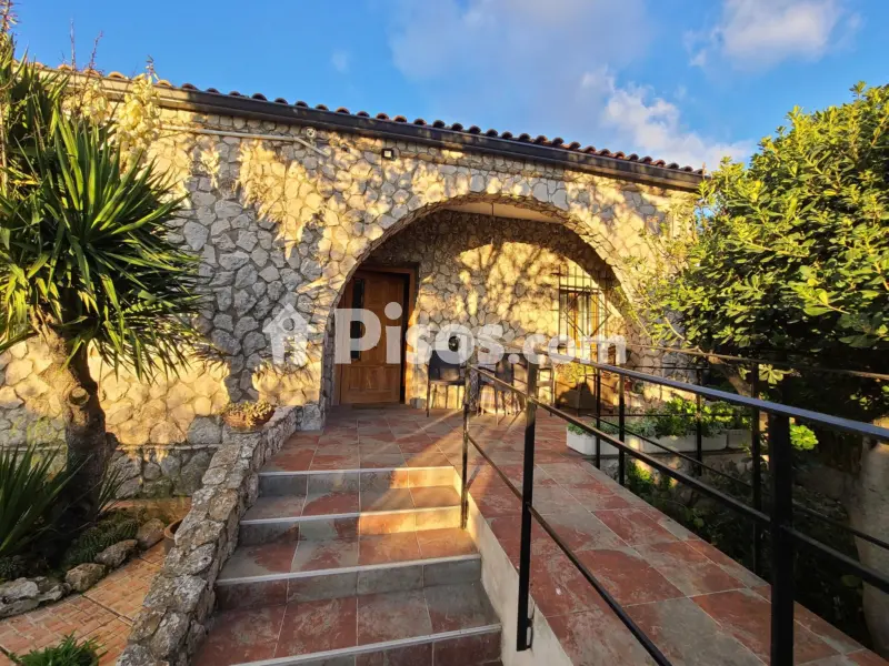 Spectacular family house with large garden in La Victoria