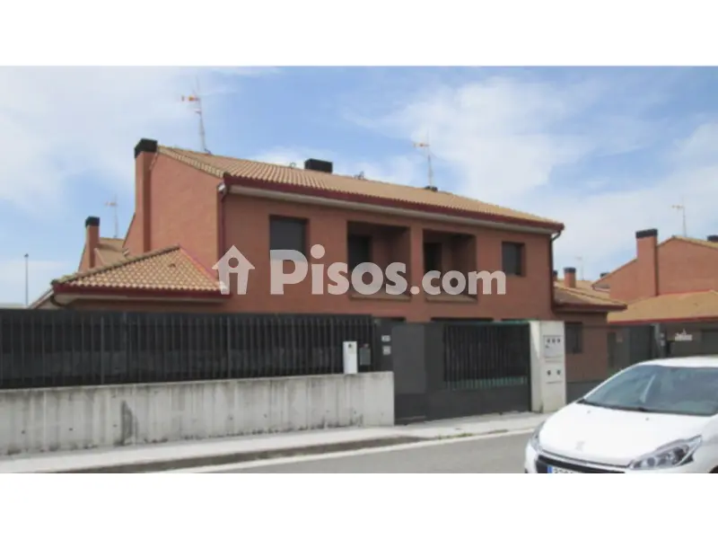Chalet pareado en calle de Pablo Neruda, 24